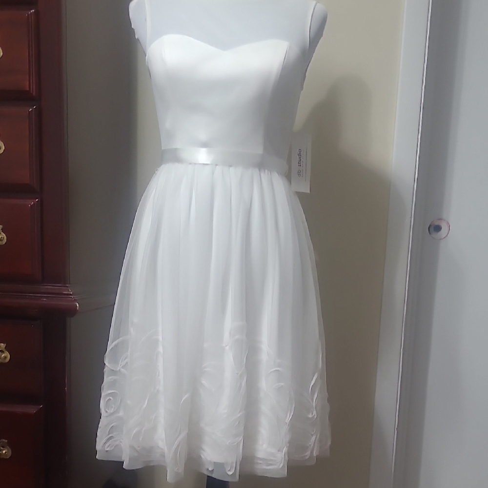 New With Tags. Wedding Dress Davids Bridal. Size 4.   So Beautiful